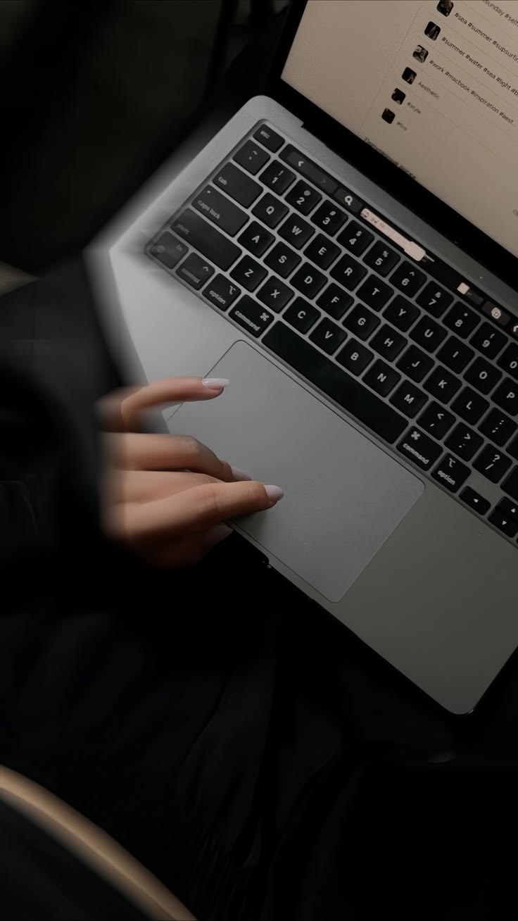 Mãos em um notebook durante a organização do trabalho